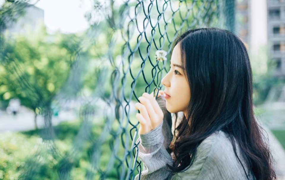 “下去吧，让人通知文和先生过来。”吕布靠在椅靠上，淡然道。